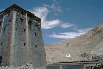 蒼い空に映える、サキャ南寺望楼のエンジと白の縞模様（この地方特有だとか）