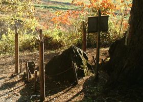 "尖石さま"と呼ばれる巨石、遺跡の名もこれによっている