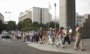 県庁に入る一行