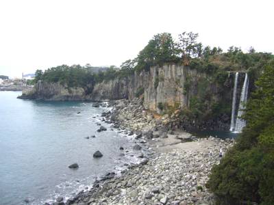 直接海に流れ落ちる正房の滝