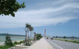 生憎の大潮で土手の道になっていた、海中道路