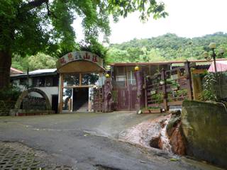 玄関前の側溝に温泉水が溢れる、瑞穂温泉山荘