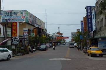 商店が並ぶ普通の駅前
バス停は、正面の信号を渡った右手