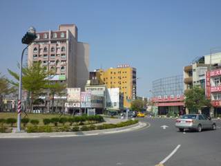 正面右手がバス乗り場：新營駅