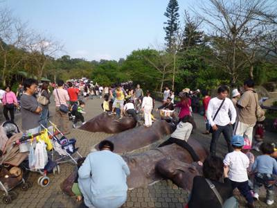 親子連れで賑わう園内
大きな歓声が聞こえた埋め込みカバさんの一角